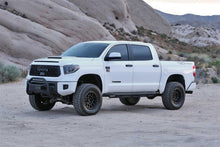 Load image into Gallery viewer, Fabtech 16-19 Toyota Tundra 4WD Trd Pro 4in Perf Sys w/Dlss 2.5 C/O Resi &amp;Rr Dlss